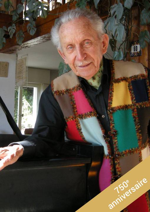 Photo de M. Zbinden devant son piano